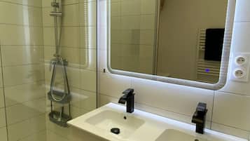 Douche, sèche-cheveux, papier toilette