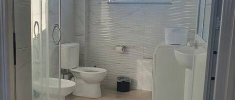 Regadera y papel de baño