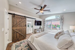 2 bedrooms, in-room safe, iron/ironing board, free WiFi - Unique 2-Bedroom Las Vegas Home in Beautiful Summerlin- 15 Minutes to Strip (Las Vegas)