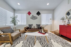 Smart TV, chimenea y impresora 