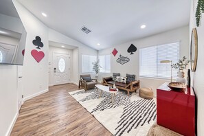 Smart TV, fireplace, printers - Unique 2-Bedroom Las Vegas Home in Beautiful Summerlin- 15 Minutes to Strip (Las Vegas)