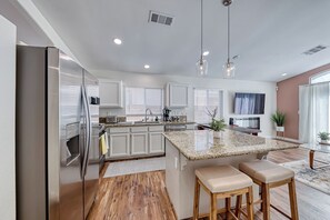 A modern kitchen with a central island, stainless steel appliances, and pendant lighting. - Unique 2-Bedroom Las Vegas Home in Beautiful Summerlin- 15 Minutes to Strip (Las Vegas)