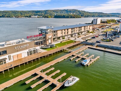 New Guntersville lake cottage - walking distance to lake and minutes to downtown