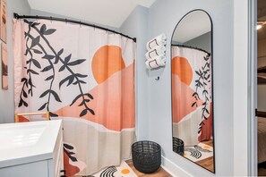 2 makuuhuonetta, työpöytä, ilmainen Wi-Fi, vuodevaatteet