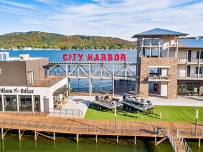 Marina - New Guntersville lake cottage - walking distance to lake and minutes to downtown (Guntersville)