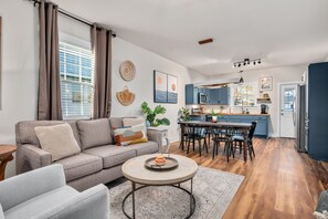 Smart TV, fireplace - New Guntersville lake cottage - walking distance to lake and minutes to downtown (Guntersville)