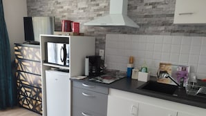 A compact kitchen with a microwave, coffee maker, and a sink. - Studio 4 Personnes Avec Balcon aux Pieds des Remontées Mécaniques (Allos)