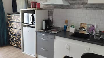 Fridge, oven, stovetop, coffee/tea maker