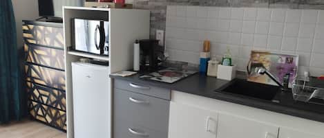 Kylskåp, mikrovågsugn, ugn och spishäll