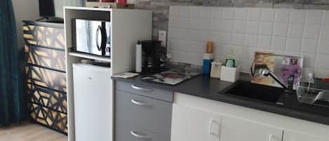 Fridge, oven, stovetop, coffee/tea maker