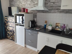 Jääkaappi, mikroaaltouuni, uuni, liesi