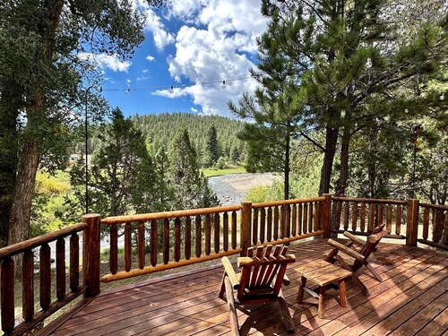 Beautiful log home-dog friendly, creek & mountain views,close to national parks