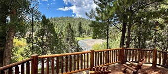 Beautiful log home-dog friendly, creek & mountain views,close to national parks