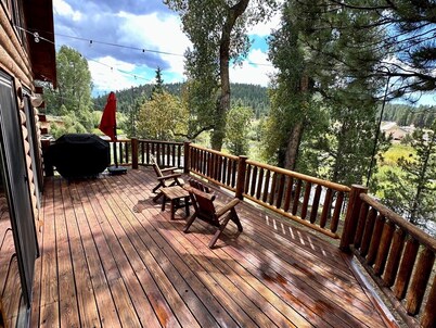 Beautiful log home-dog friendly, creek & mountain views,close to national parks