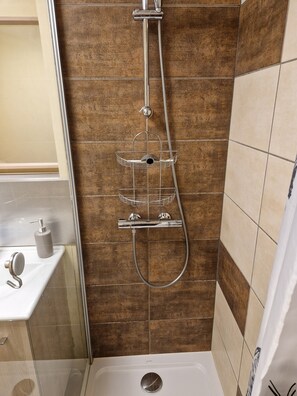 Dusche, Haartrockner, Toilettenpapier