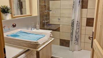 Een douche, een haardroger, toiletpapier