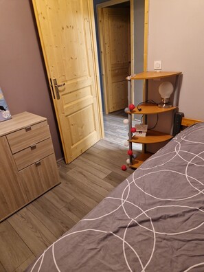 2 camere, culla da viaggio, Wi-Fi gratuito, lenzuola