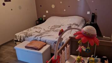 2 chambres, lit parapluie, Wi-Fi gratuit, draps fournis