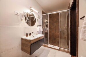 Comfort Double or Twin Room, City View | Bathroom | Shower, rainfall showerhead, free toiletries, hair dryer - Villa 1927 (Belgrade)