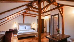 A bedroom with a wooden ceiling, a bed, a desk, and a chair. - Villa 1927 (Belgrade)