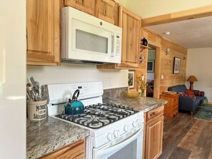 Fridge, microwave, oven, stovetop - Lake Top Cottage - Midcoast Maine - New Reno - High-Speed WiFi  (Jefferson)