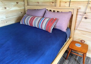 2 bedrooms, desk, iron/ironing board, free WiFi - Lake Top Cottage - Midcoast Maine - New Reno - High-Speed WiFi  (Jefferson)