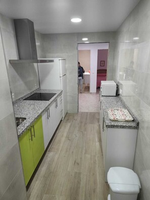 ثلاجة، ميكروويف، فرن، موقد طهي مسطح