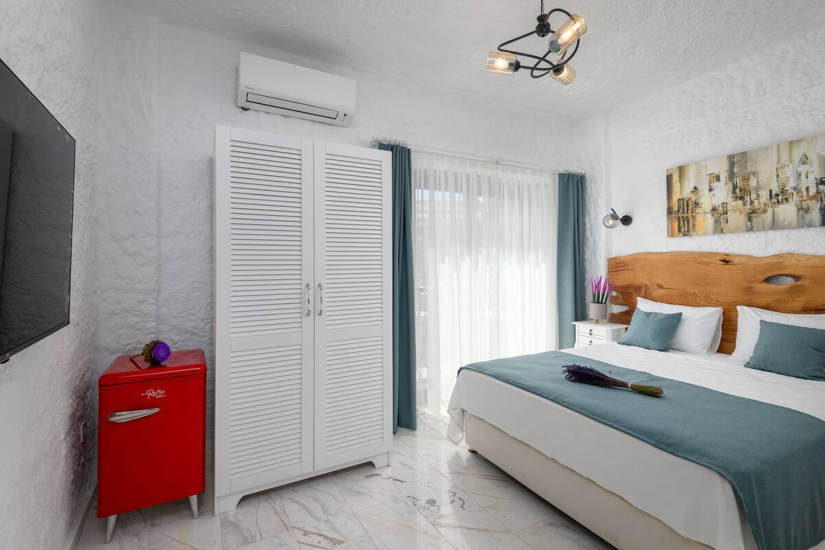 华丽客房 | 客房内保险箱、笔记本电脑工作区、遮光窗帘、隔音