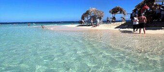 Beach Front Villa W/hot tub and Air-conditioning