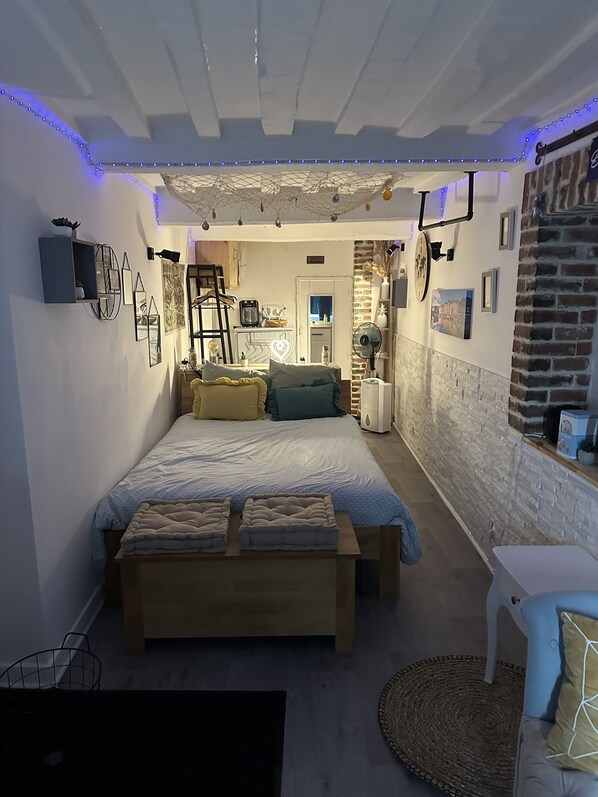 1 bedroom, iron/ironing board, free WiFi, bed sheets - Le Tiwi en Plein Cœur du Vieux Bassin (Honfleur)