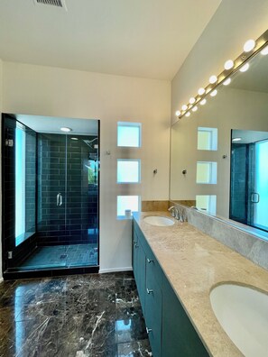 Hair dryer, towels, soap, shampoo - Modern Townhouse in Palm Springs (Palm Springs)