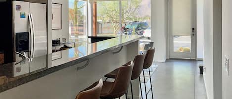 冷蔵庫、電子レンジ、オーブン、コンロ