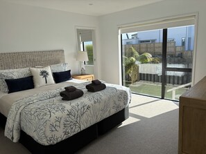 4 bedrooms, desk, iron/ironing board, WiFi