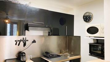 Fridge, microwave, oven, coffee/tea maker