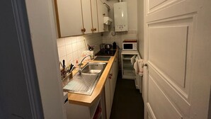 Kahvin-/teenkeitin, jääkaappi, mikroaaltouuni