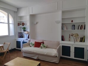 Living area - Beautiful, bright studio - close to the Seine (Paris)
