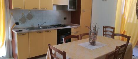 Réfrigérateur, four, plaque de cuisson, cafetière/bouilloire