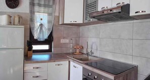 Kjøleskap, ovn, kokeplater og kaffetrakter/tekoker