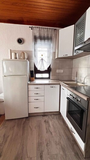 Réfrigérateur, four, plaque de cuisson, cafetière/bouilloire