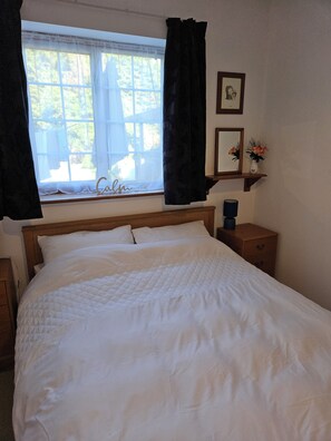 1 habitación, tabla de planchar con plancha, wifi gratis y ropa de cama