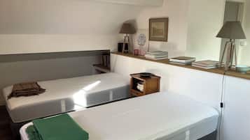 2 slaapkamers, een strijkplank/strijkijzer, beddengoed