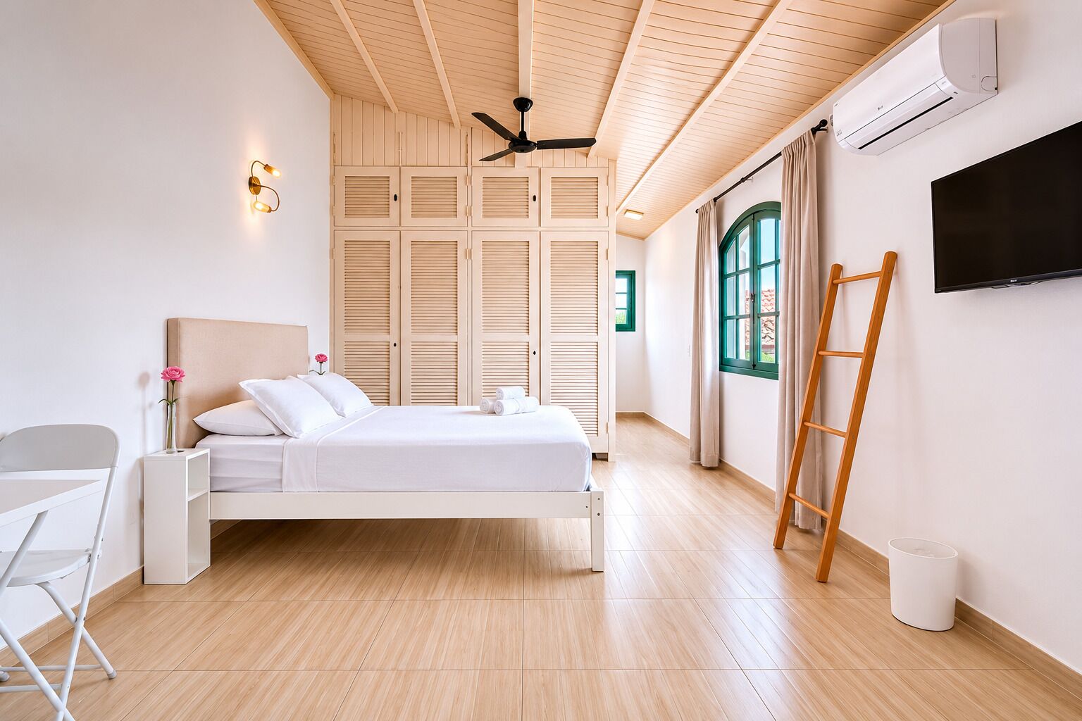 Chambre Confort | Literie de qualité, minibar, coffre-fort, décor unique