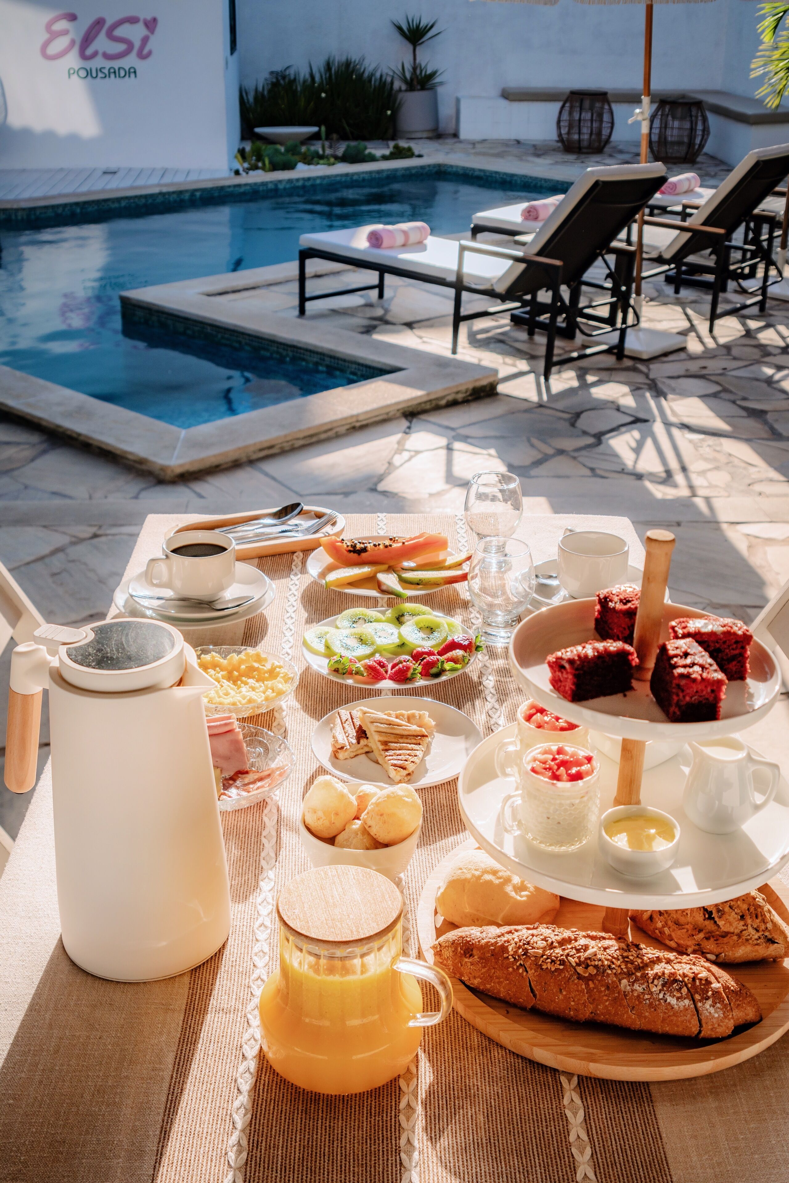 Tägliches inbegriffenes kontinentales Frühstück