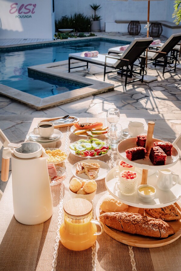 Free daily continental breakfast - ElSi Pousada (Búzios)