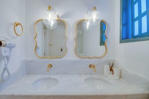 Premium Loft | Bathroom | Shower, hair dryer, towels, soap - ElSi Pousada (Búzios)