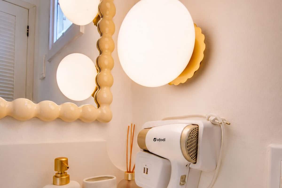 Family Room | Bathroom | Shower, hair dryer, towels, soap