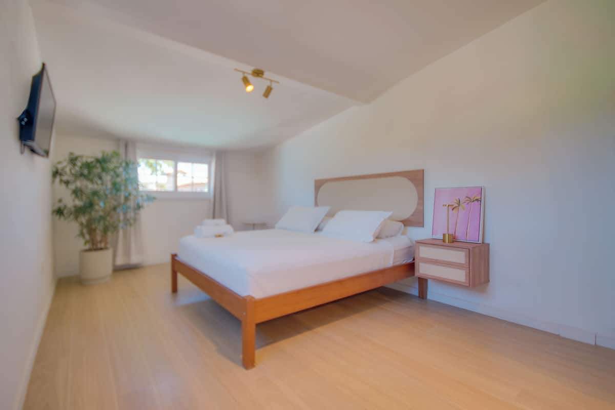 Premium Studio Suite, 1 Queen Bed | Premium bedding, minibar, in-room safe, individually decorated