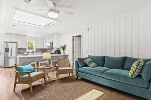 TV - Noah's Ark~ OKI Beach, Sleeps 14, PS4, Firepit, Swings (Oak Island)