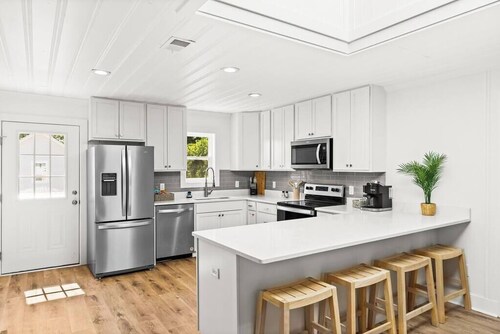 Noah's Ark~ OKI Beach, Sleeps 14, PS4, Firepit, Swings