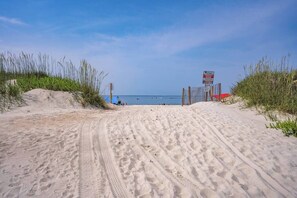 Beach - Noah's Ark~ OKI Beach, Sleeps 14, PS4, Firepit, Swings (Oak Island)